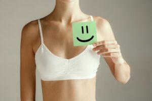 mulhers insatisfeita com aparência dos seios