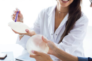 medica e paciente escolhem protese mamara para evitar estrias pos silicone
